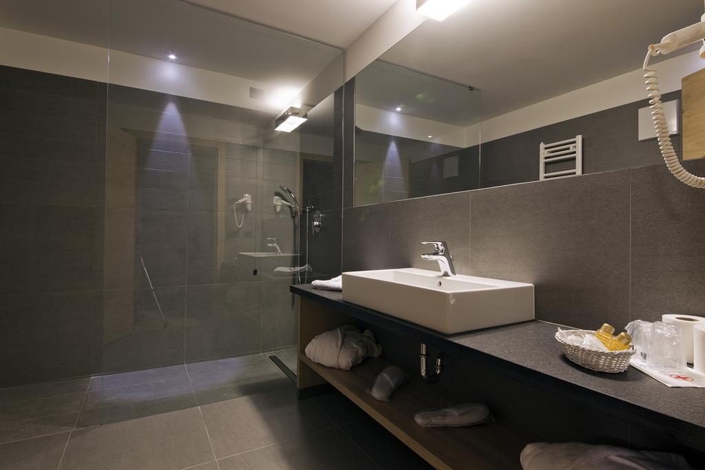 Design & Suite Hotel Ciarnadoi Vigo di Fassa Bilik gambar